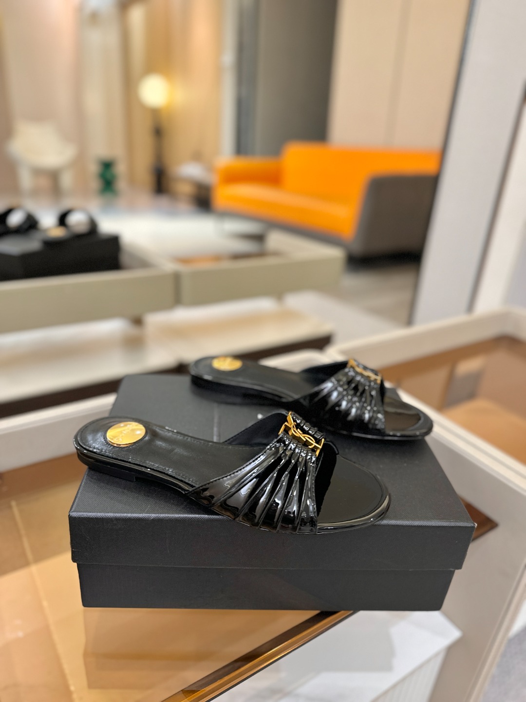 YSL「SAINT LAURENT*」 夏季新品 优雅大气拖鞋 —————————— 平底设计拉长腿部线条, 瞬间点 YSL「SAINT LAURENT*」 夏季新品 优雅大气拖鞋 —————————— 平底设计拉长腿部线条, 瞬间点