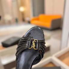 YSL「SAINT LAURENT*」 夏季新品 优雅大气拖鞋 —————————— 平底设计拉长腿部线条, 瞬间点 YSL「SAINT LAURENT*」 夏季新品 优雅大气拖鞋 —————————— 平底设计拉长腿部线条, 瞬间点