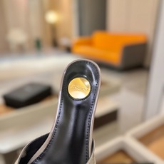 YSL「SAINT LAURENT*」 夏季新品 优雅大气拖鞋 —————————— 平底设计拉长腿部线条, 瞬间点 YSL「SAINT LAURENT*」 夏季新品 优雅大气拖鞋 —————————— 平底设计拉长腿部线条, 瞬间点