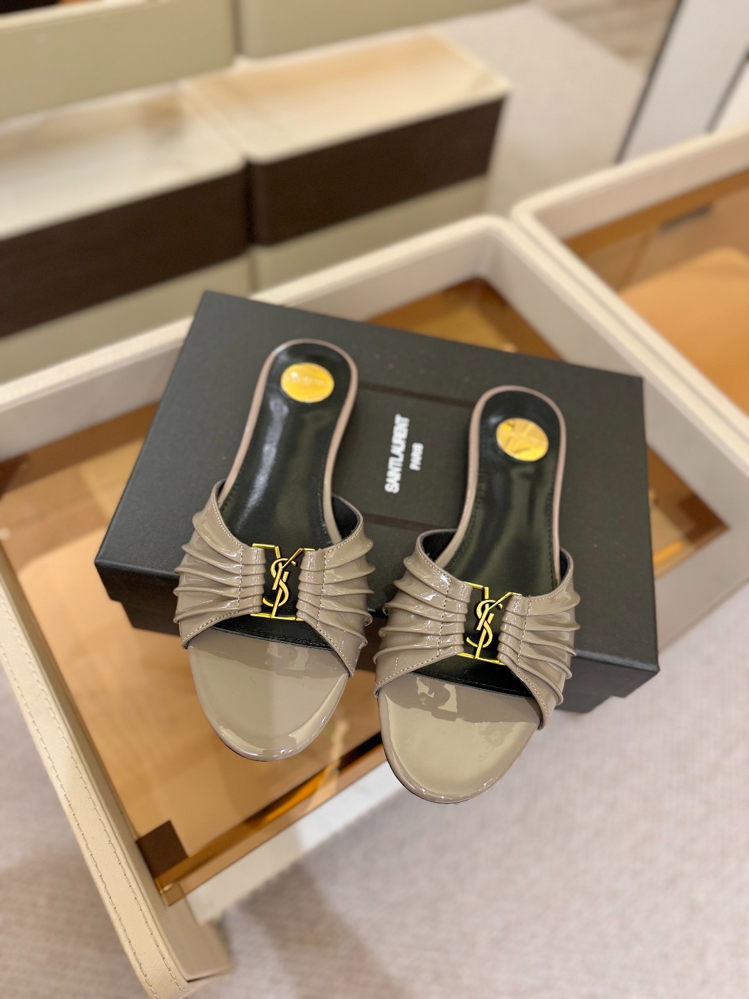YSL「SAINT LAURENT*」 夏季新品 优雅大气拖鞋 —————————— 平底设计拉长腿部线条, 瞬间点 YSL「SAINT LAURENT*」 夏季新品 优雅大气拖鞋 —————————— 平底设计拉长腿部线条, 瞬间点