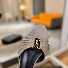 YSL「SAINT LAURENT*」 夏季新品 优雅大气拖鞋 —————————— 平底设计拉长腿部线条, 瞬间点 YSL「SAINT LAURENT*」 夏季新品 优雅大气拖鞋 —————————— 平底设计拉长腿部线条, 瞬间点