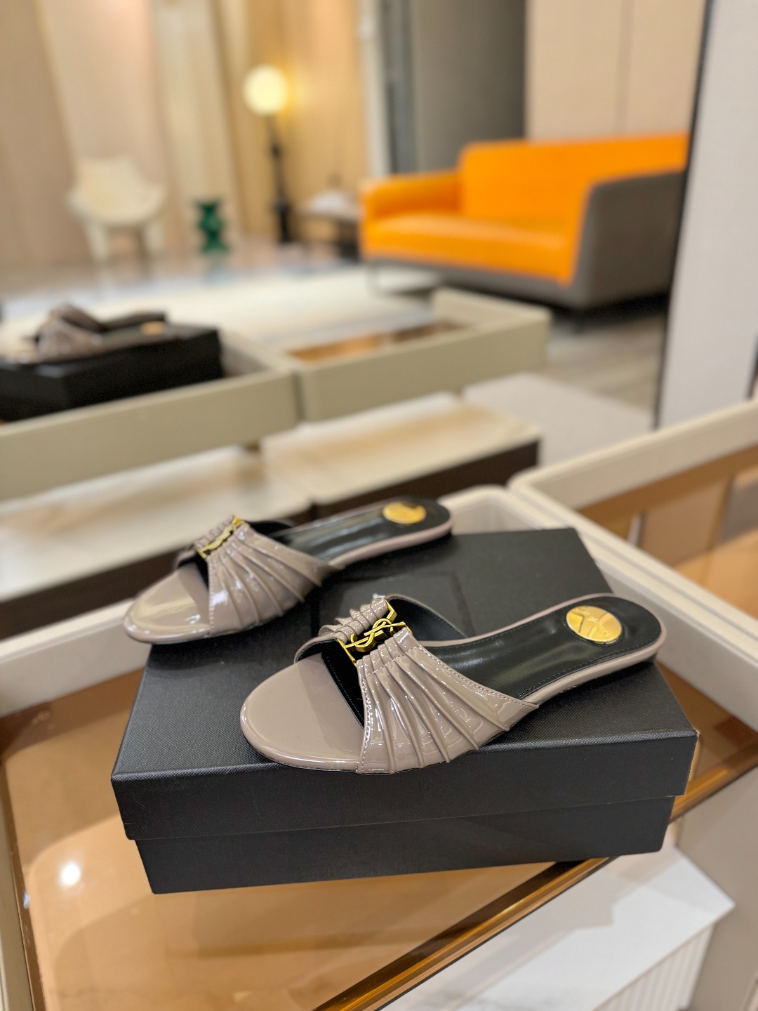 YSL「SAINT LAURENT*」 夏季新品 优雅大气拖鞋 —————————— 平底设计拉长腿部线条, 瞬间点 YSL「SAINT LAURENT*」 夏季新品 优雅大气拖鞋 —————————— 平底设计拉长腿部线条, 瞬间点