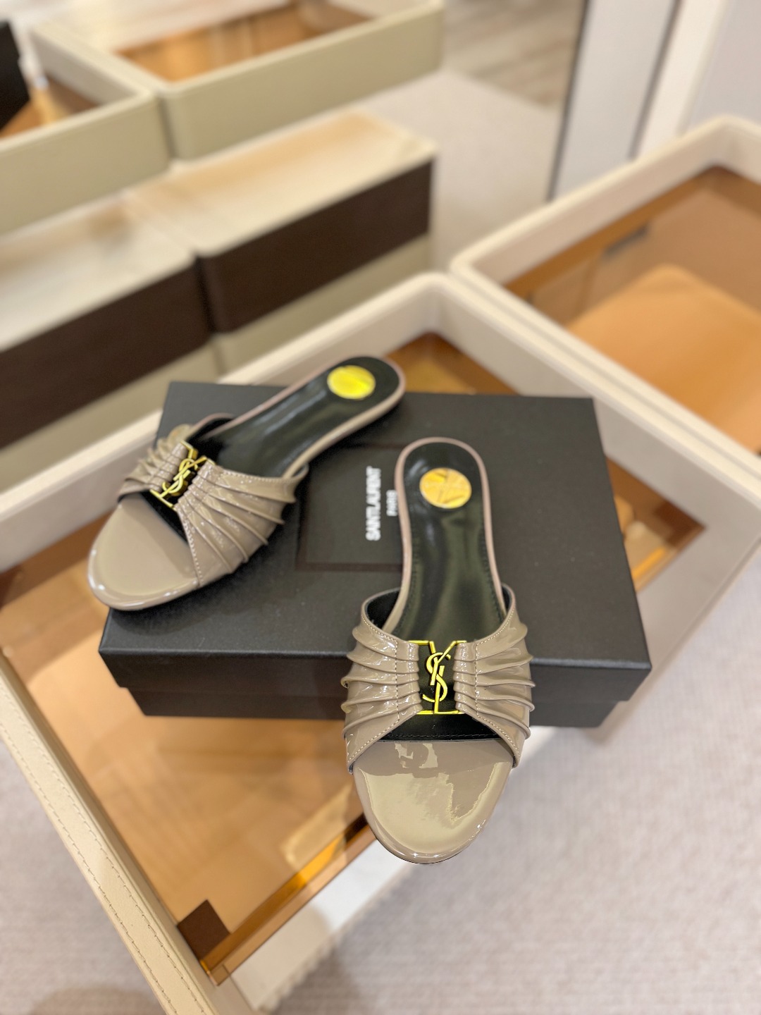 YSL「SAINT LAURENT*」 夏季新品 优雅大气拖鞋 —————————— 平底设计拉长腿部线条, 瞬间点 YSL「SAINT LAURENT*」 夏季新品 优雅大气拖鞋 —————————— 平底设计拉长腿部线条, 瞬间点