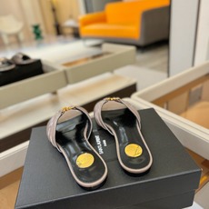 YSL「SAINT LAURENT*」 夏季新品 优雅大气拖鞋 —————————— 平底设计拉长腿部线条, 瞬间点 YSL「SAINT LAURENT*」 夏季新品 优雅大气拖鞋 —————————— 平底设计拉长腿部线条, 瞬间点