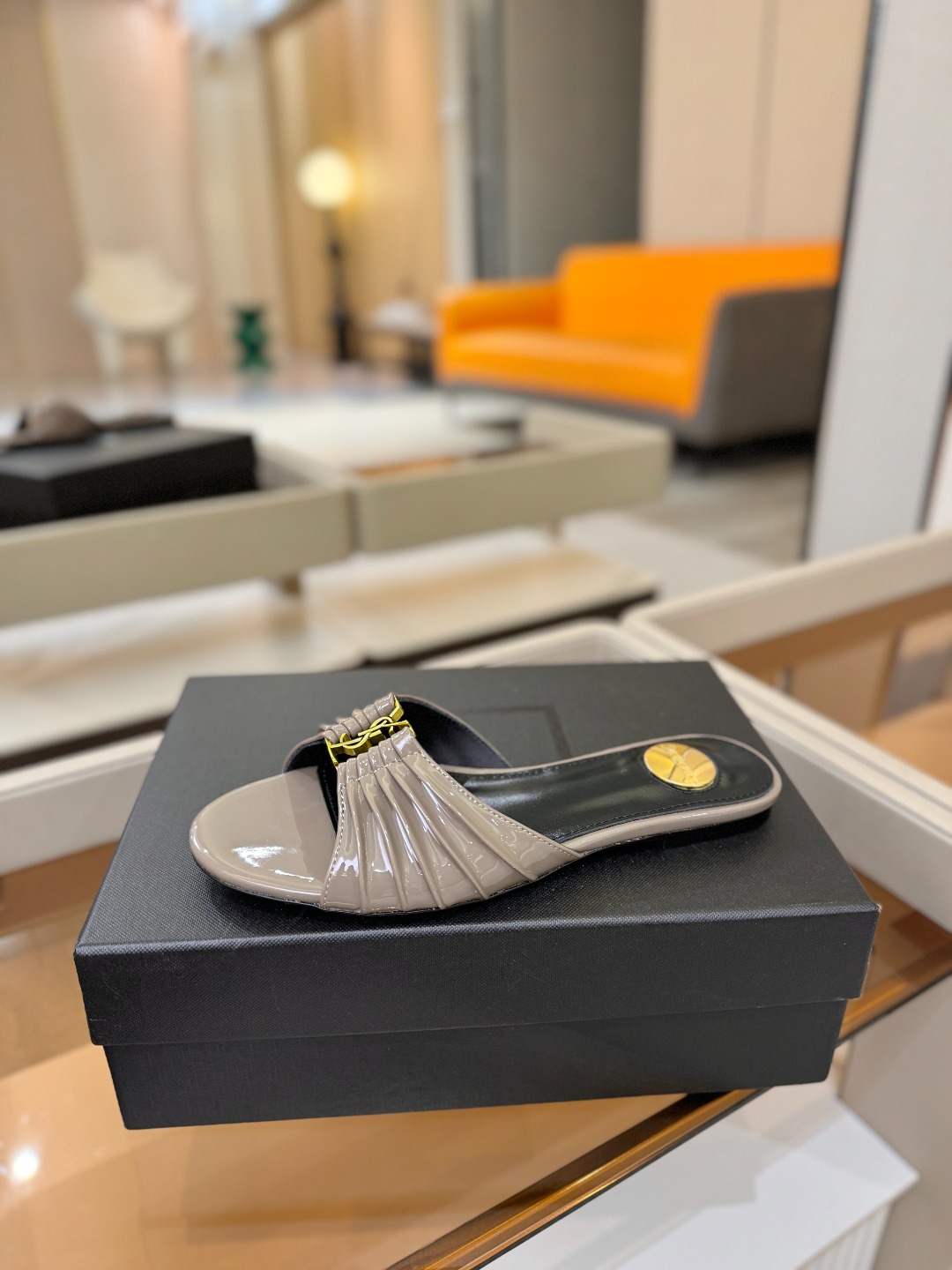 YSL「SAINT LAURENT*」  夏季新品 优雅大气拖鞋 ——————————  平底设计拉长腿部线条， 瞬间点