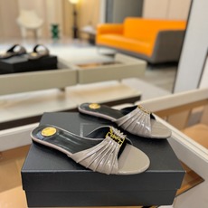 YSL「SAINT LAURENT*」 夏季新品 优雅大气拖鞋 —————————— 平底设计拉长腿部线条, 瞬间点 YSL「SAINT LAURENT*」 夏季新品 优雅大气拖鞋 —————————— 平底设计拉长腿部线条, 瞬间点
