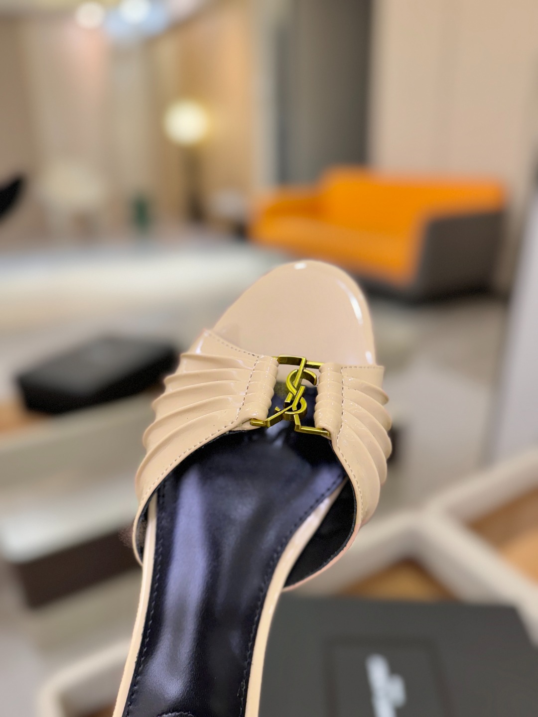YSL「SAINT LAURENT*」  夏季新品 优雅大气拖鞋 ——————————  平底设计拉长腿部线条， 瞬间点