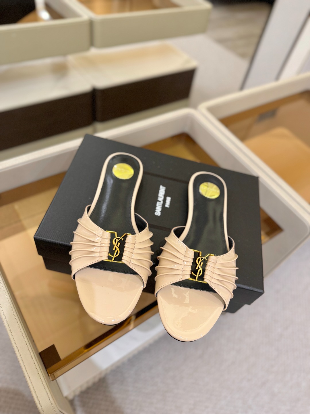YSL「SAINT LAURENT*」  夏季新品 优雅大气拖鞋 ——————————  平底设计拉长腿部线条， 瞬间点
