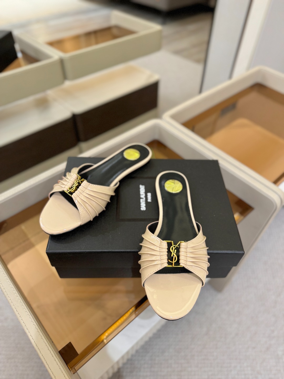 YSL「SAINT LAURENT*」  夏季新品 优雅大气拖鞋 ——————————  平底设计拉长腿部线条， 瞬间点