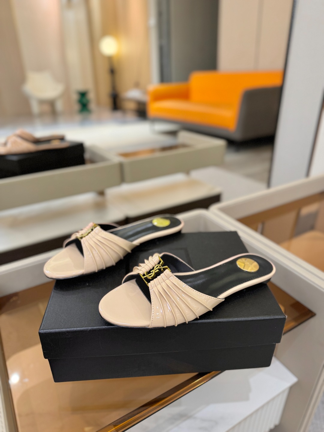 YSL「SAINT LAURENT*」  夏季新品 优雅大气拖鞋 ——————————  平底设计拉长腿部线条， 瞬间点
