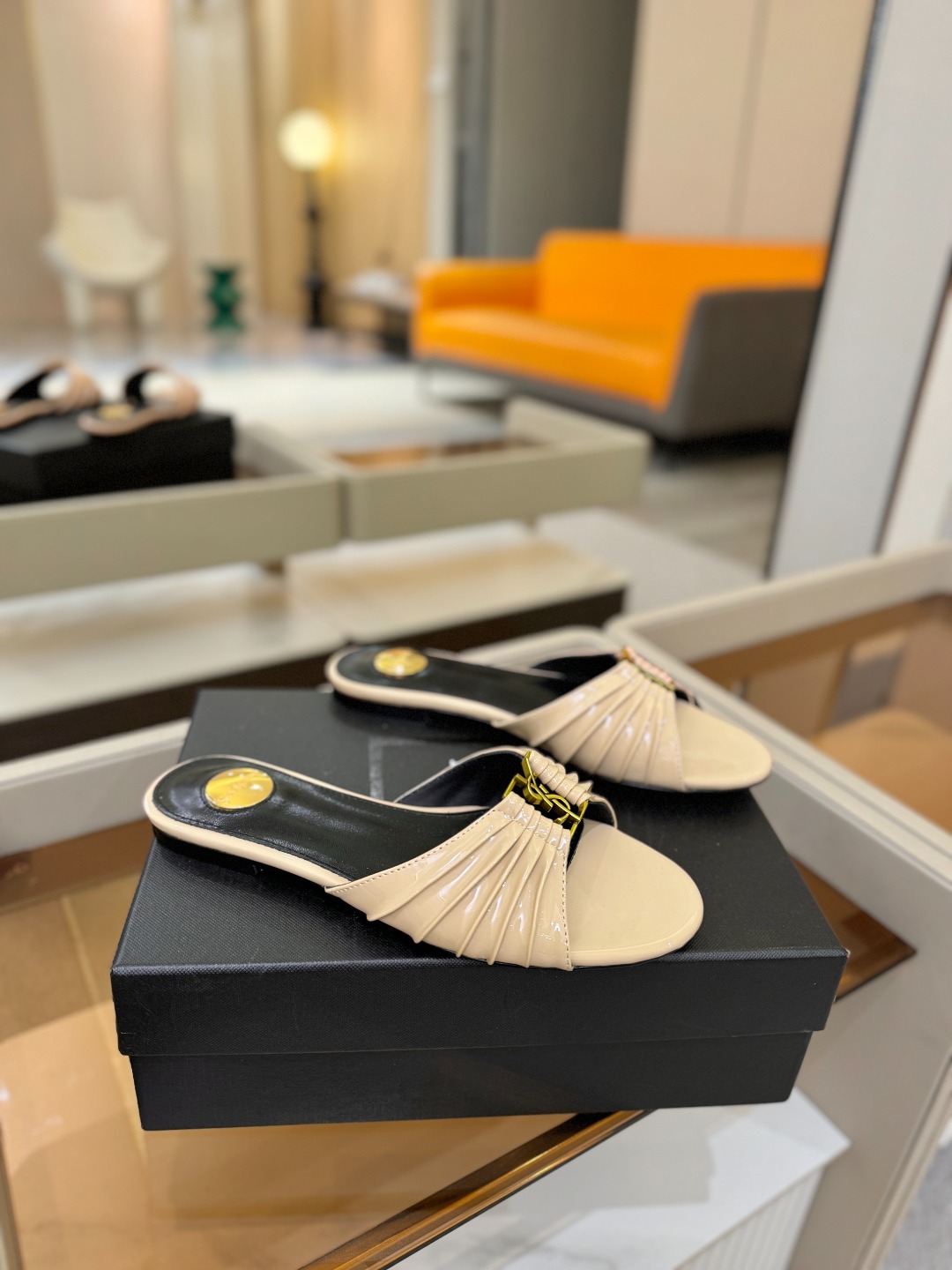 YSL「SAINT LAURENT*」  夏季新品 优雅大气拖鞋 ——————————  平底设计拉长腿部线条， 瞬间点
