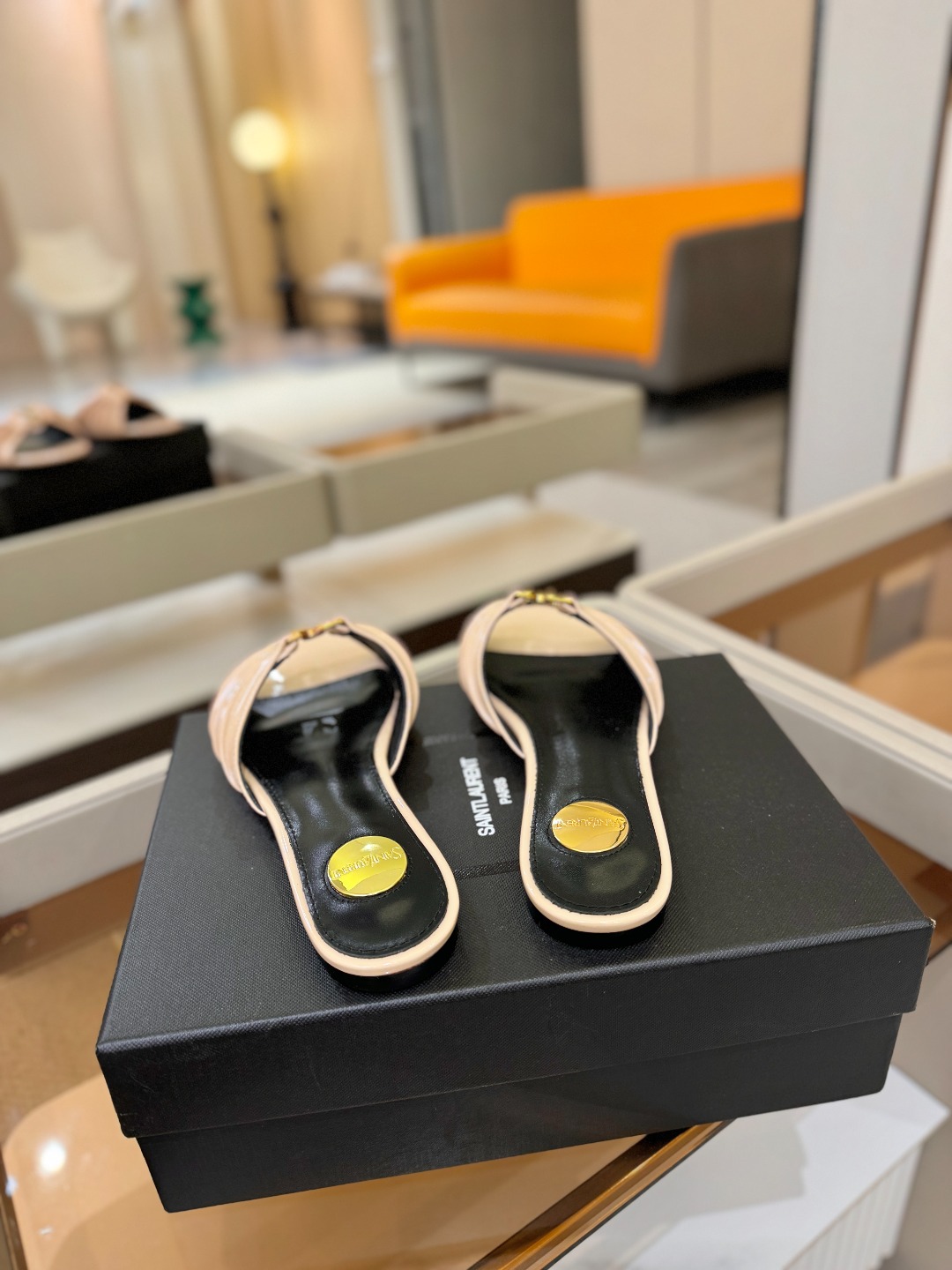 YSL「SAINT LAURENT*」  夏季新品 优雅大气拖鞋 ——————————  平底设计拉长腿部线条， 瞬间点