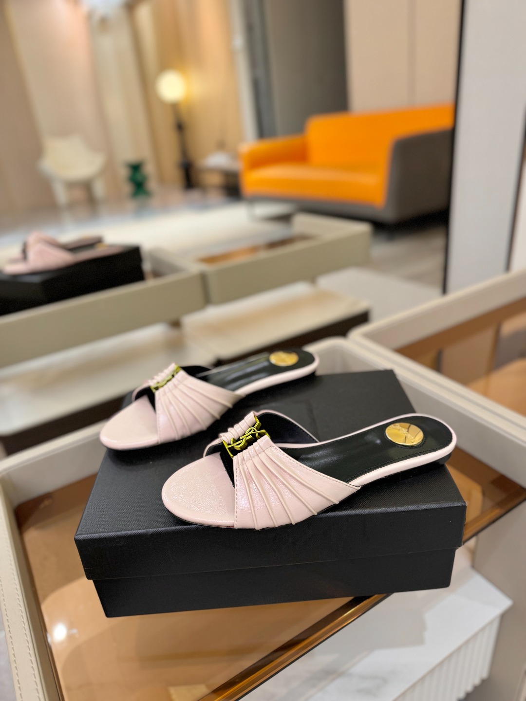 YSL「SAINT LAURENT*」 夏季新品 优雅大气拖鞋 —————————— 平底设计拉长腿部线条, 瞬间点 YSL「SAINT LAURENT*」 夏季新品 优雅大气拖鞋 —————————— 平底设计拉长腿部线条, 瞬间点