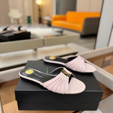 YSL「SAINT LAURENT*」 夏季新品 优雅大气拖鞋 —————————— 平底设计拉长腿部线条, 瞬间点 YSL「SAINT LAURENT*」 夏季新品 优雅大气拖鞋 —————————— 平底设计拉长腿部线条, 瞬间点