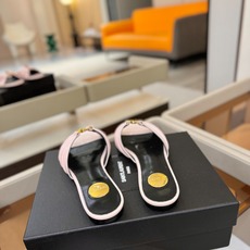 YSL「SAINT LAURENT*」 夏季新品 优雅大气拖鞋 —————————— 平底设计拉长腿部线条, 瞬间点 YSL「SAINT LAURENT*」 夏季新品 优雅大气拖鞋 —————————— 平底设计拉长腿部线条, 瞬间点