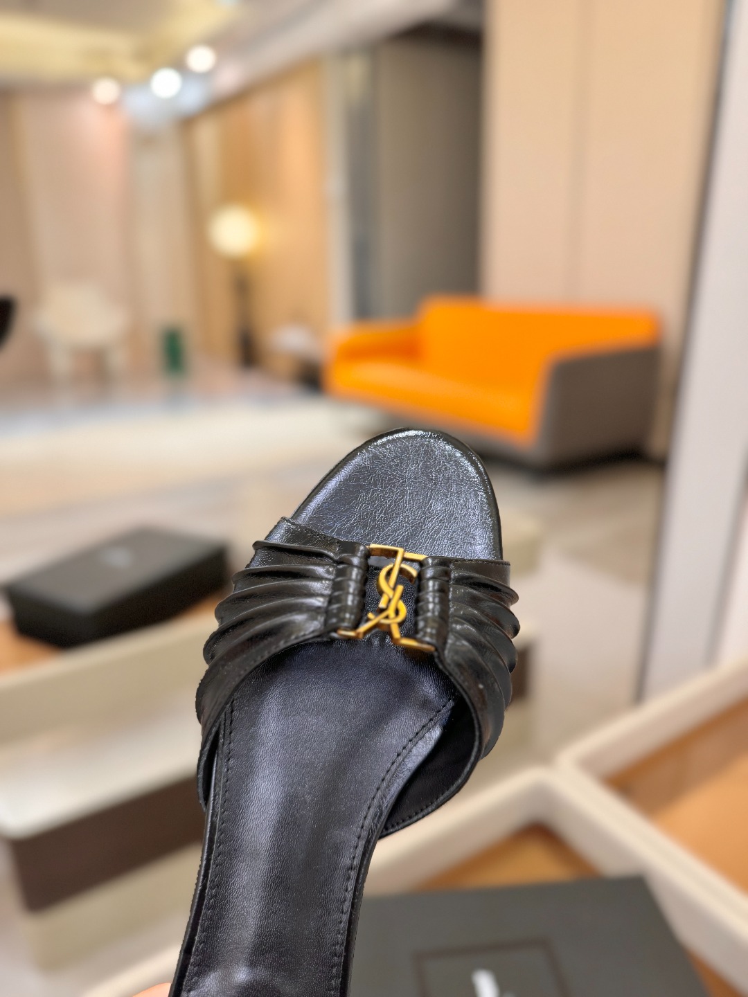 YSL「SAINT LAURENT*」 夏季新品 优雅大气拖鞋 —————————— 平底设计拉长腿部线条, 瞬间点 YSL「SAINT LAURENT*」 夏季新品 优雅大气拖鞋 —————————— 平底设计拉长腿部线条, 瞬间点