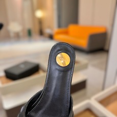 YSL「SAINT LAURENT*」 夏季新品 优雅大气拖鞋 —————————— 平底设计拉长腿部线条, 瞬间点 YSL「SAINT LAURENT*」 夏季新品 优雅大气拖鞋 —————————— 平底设计拉长腿部线条, 瞬间点