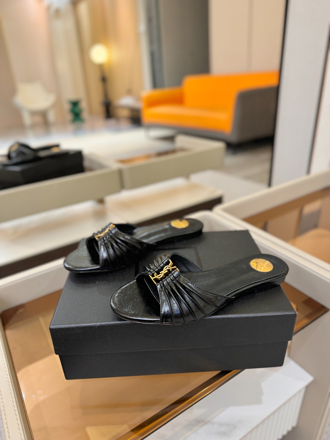 YSL「SAINT LAURENT*」 夏季新品 优雅大气拖鞋 —————————— 平底设计拉长腿部线条, 瞬间点 YSL「SAINT LAURENT*」 夏季新品 优雅大气拖鞋 —————————— 平底设计拉长腿部线条, 瞬间点