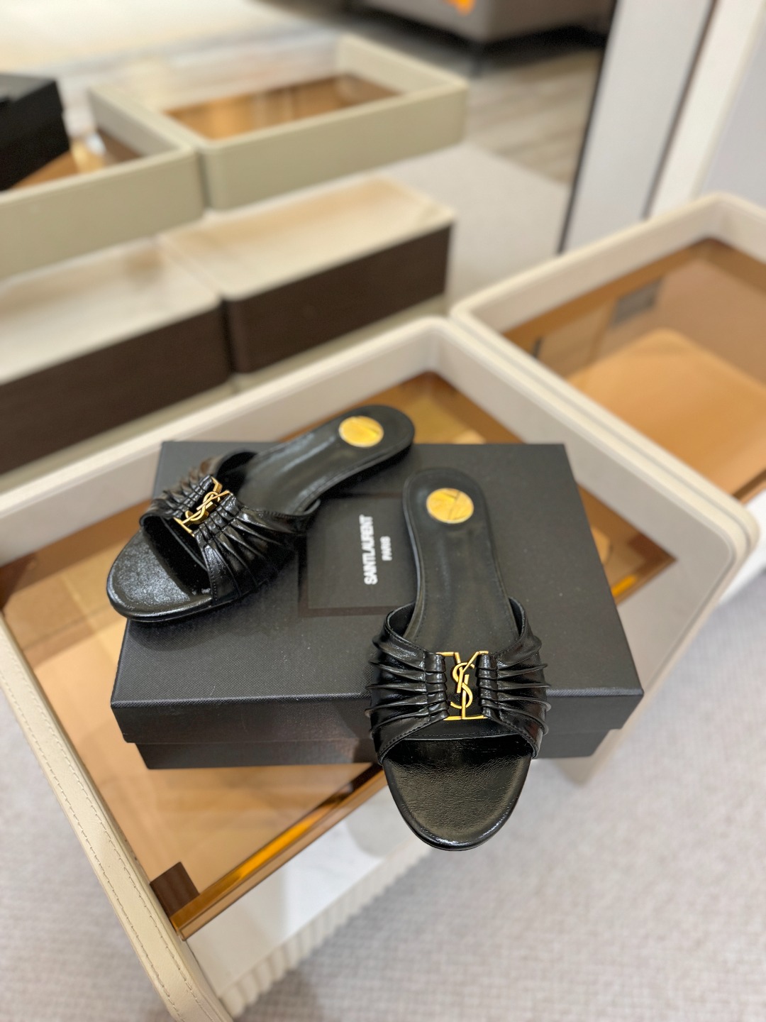 YSL「SAINT LAURENT*」 夏季新品 优雅大气拖鞋 —————————— 平底设计拉长腿部线条, 瞬间点 YSL「SAINT LAURENT*」 夏季新品 优雅大气拖鞋 —————————— 平底设计拉长腿部线条, 瞬间点