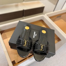 YSL「SAINT LAURENT*」 夏季新品 优雅大气拖鞋 —————————— 平底设计拉长腿部线条, 瞬间点 YSL「SAINT LAURENT*」 夏季新品 优雅大气拖鞋 —————————— 平底设计拉长腿部线条, 瞬间点