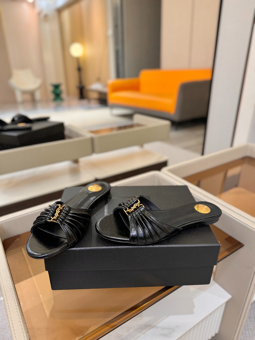 YSL「SAINT LAURENT*」 夏季新品 优雅大气拖鞋 —————————— 平底设计拉长腿部线条, 瞬间点 YSL「SAINT LAURENT*」 夏季新品 优雅大气拖鞋 —————————— 平底设计拉长腿部线条, 瞬间点