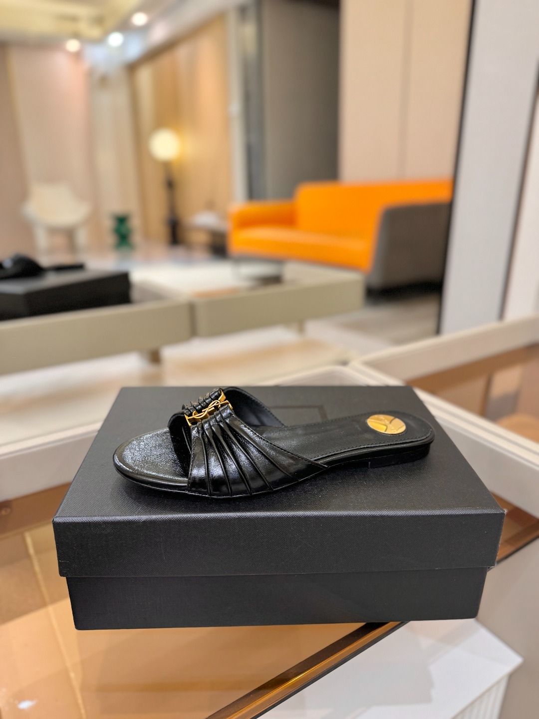 YSL「SAINT LAURENT*」  夏季新品 优雅大气拖鞋 ——————————  平底设计拉长腿部线条， 瞬间点