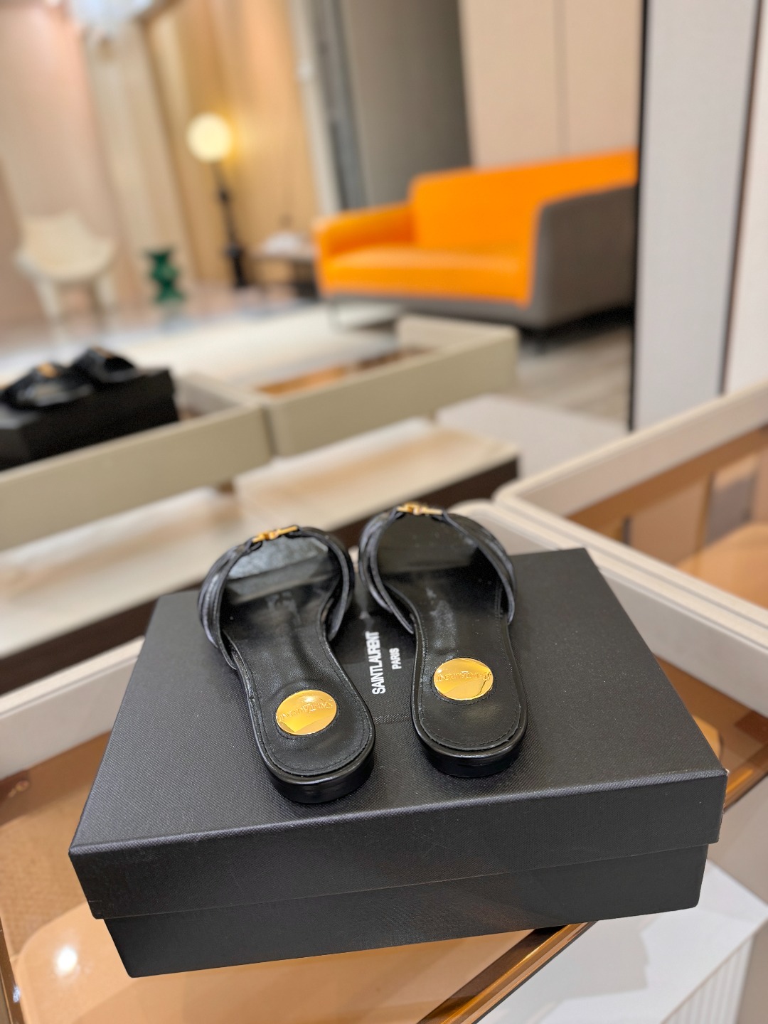 YSL「SAINT LAURENT*」 夏季新品 优雅大气拖鞋 —————————— 平底设计拉长腿部线条, 瞬间点 YSL「SAINT LAURENT*」 夏季新品 优雅大气拖鞋 —————————— 平底设计拉长腿部线条, 瞬间点