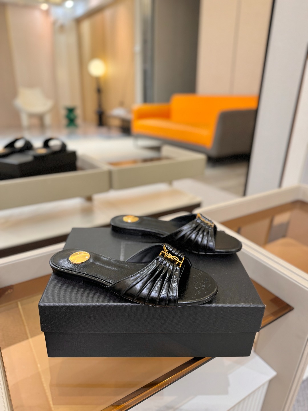 YSL「SAINT LAURENT*」 夏季新品 优雅大气拖鞋 —————————— 平底设计拉长腿部线条, 瞬间点 YSL「SAINT LAURENT*」 夏季新品 优雅大气拖鞋 —————————— 平底设计拉长腿部线条, 瞬间点