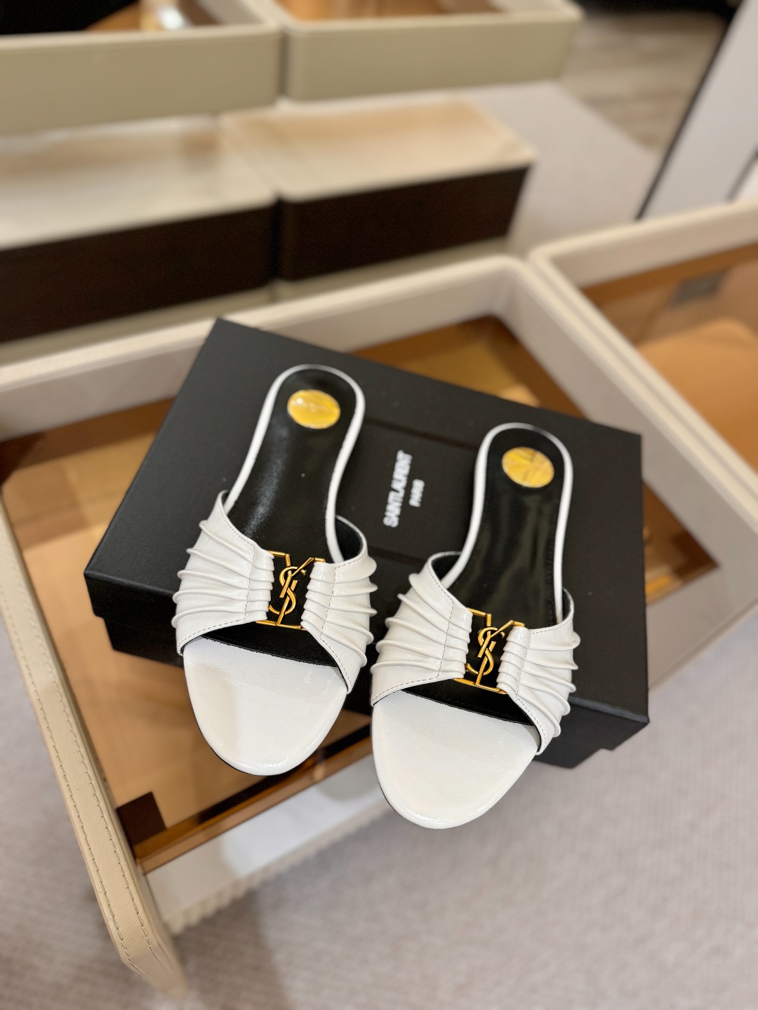 YSL「SAINT LAURENT*」 夏季新品 优雅大气拖鞋 —————————— 平底设计拉长腿部线条, 瞬间点 YSL「SAINT LAURENT*」 夏季新品 优雅大气拖鞋 —————————— 平底设计拉长腿部线条, 瞬间点