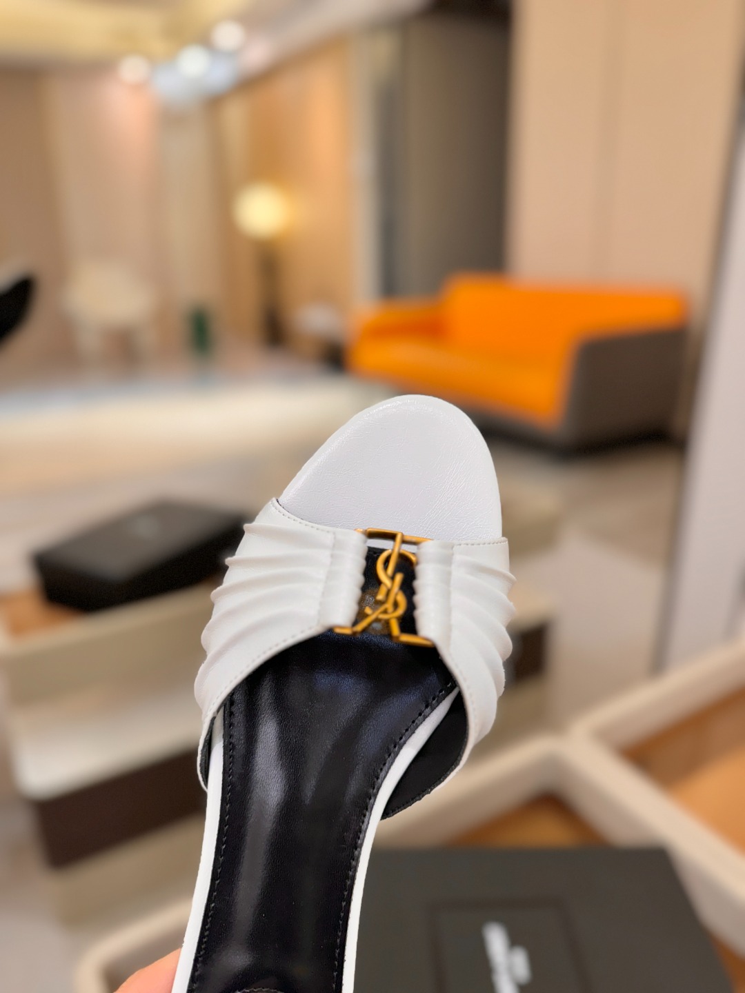 YSL「SAINT LAURENT*」 夏季新品 优雅大气拖鞋 —————————— 平底设计拉长腿部线条, 瞬间点 YSL「SAINT LAURENT*」 夏季新品 优雅大气拖鞋 —————————— 平底设计拉长腿部线条, 瞬间点