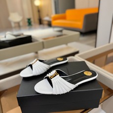 YSL「SAINT LAURENT*」 夏季新品 优雅大气拖鞋 —————————— 平底设计拉长腿部线条, 瞬间点 YSL「SAINT LAURENT*」 夏季新品 优雅大气拖鞋 —————————— 平底设计拉长腿部线条, 瞬间点