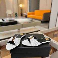 YSL「SAINT LAURENT*」 夏季新品 优雅大气拖鞋 —————————— 平底设计拉长腿部线条, 瞬间点 YSL「SAINT LAURENT*」 夏季新品 优雅大气拖鞋 —————————— 平底设计拉长腿部线条, 瞬间点