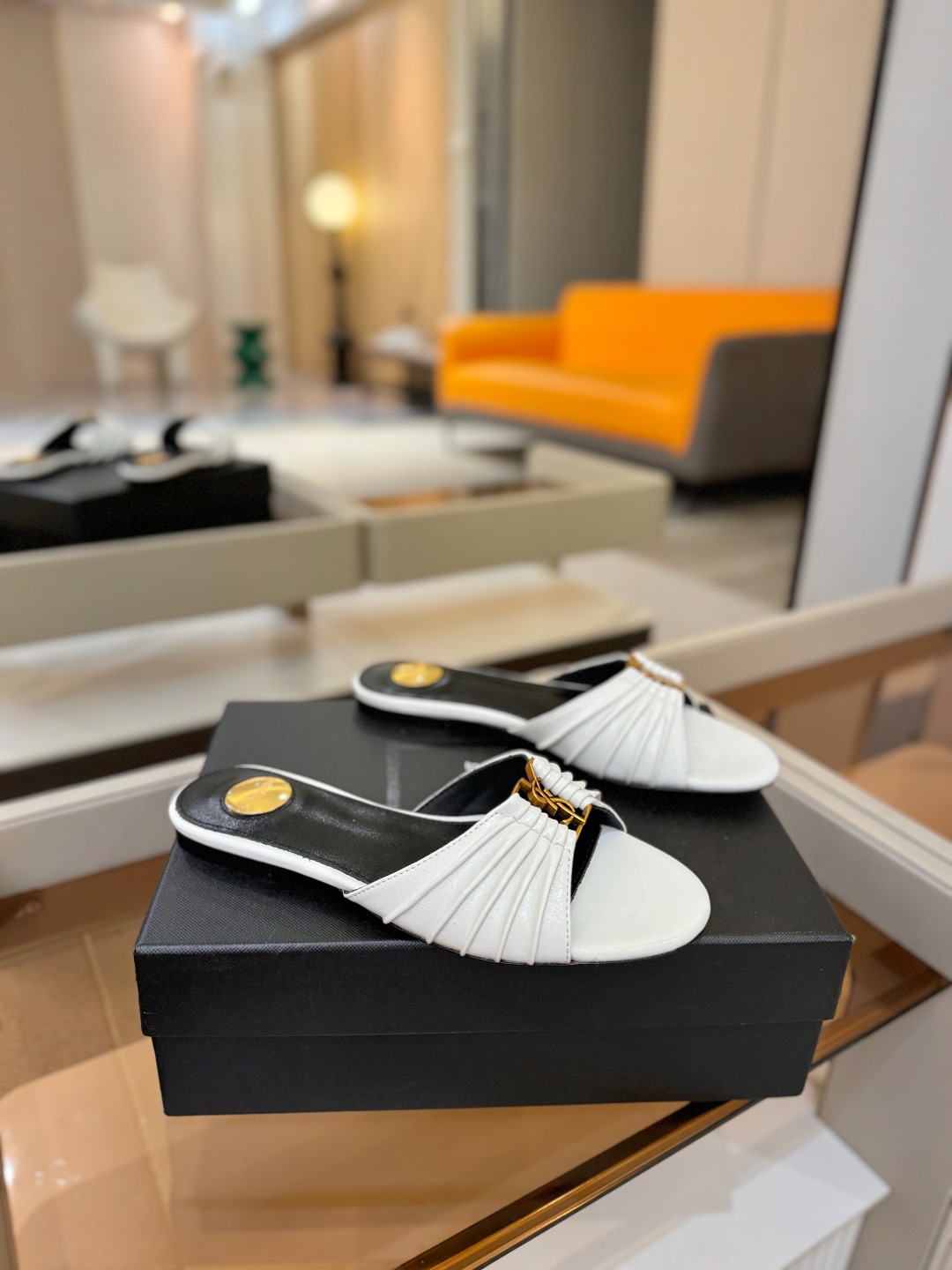 YSL「SAINT LAURENT*」 夏季新品 优雅大气拖鞋 —————————— 平底设计拉长腿部线条, 瞬间点 YSL「SAINT LAURENT*」 夏季新品 优雅大气拖鞋 —————————— 平底设计拉长腿部线条, 瞬间点