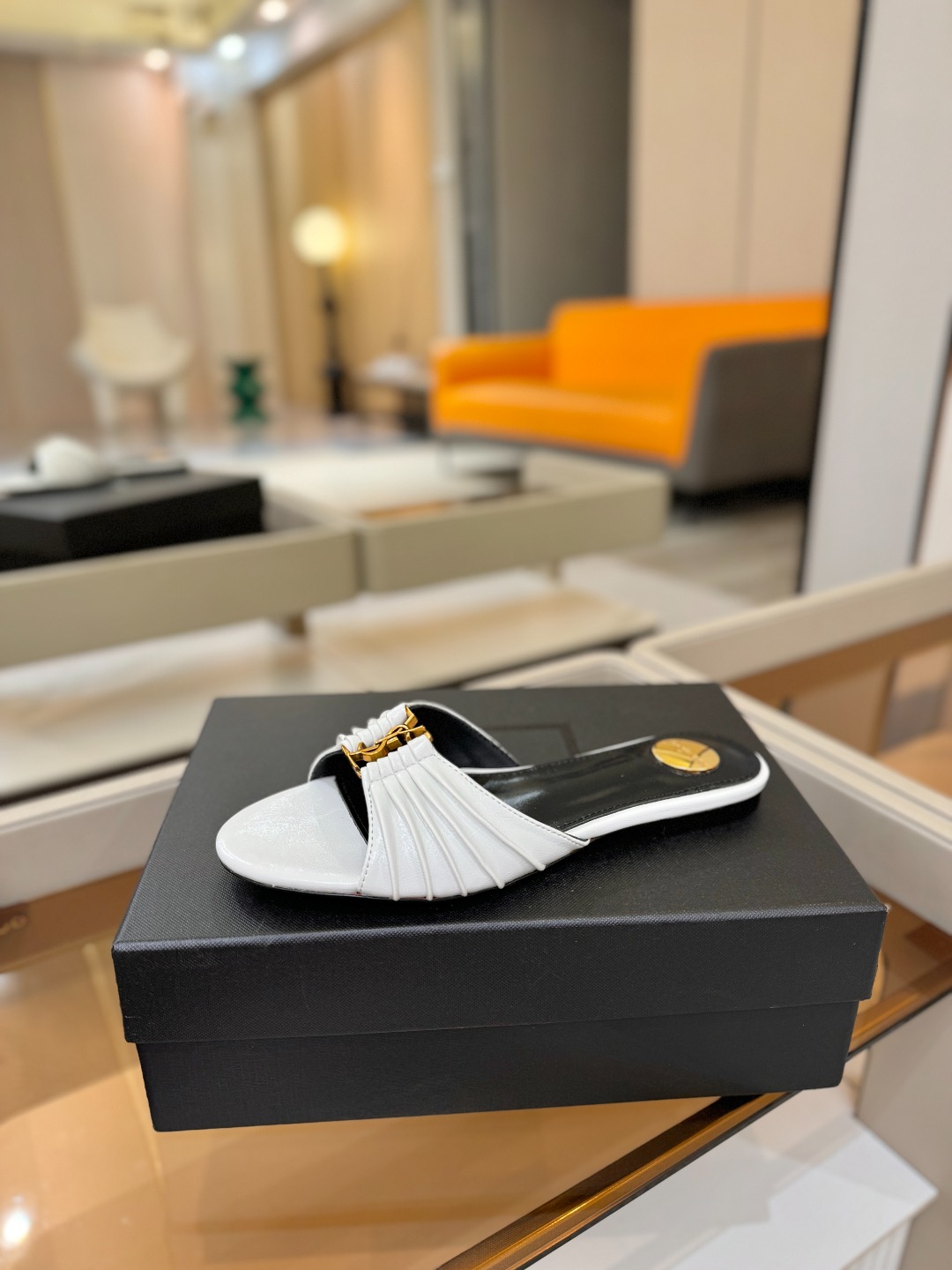 YSL「SAINT LAURENT*」  夏季新品 优雅大气拖鞋 ——————————  平底设计拉长腿部线条， 瞬间点