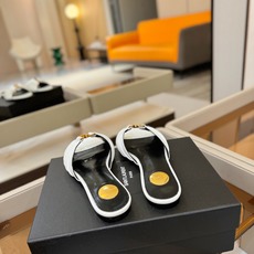 YSL「SAINT LAURENT*」 夏季新品 优雅大气拖鞋 —————————— 平底设计拉长腿部线条, 瞬间点 YSL「SAINT LAURENT*」 夏季新品 优雅大气拖鞋 —————————— 平底设计拉长腿部线条, 瞬间点
