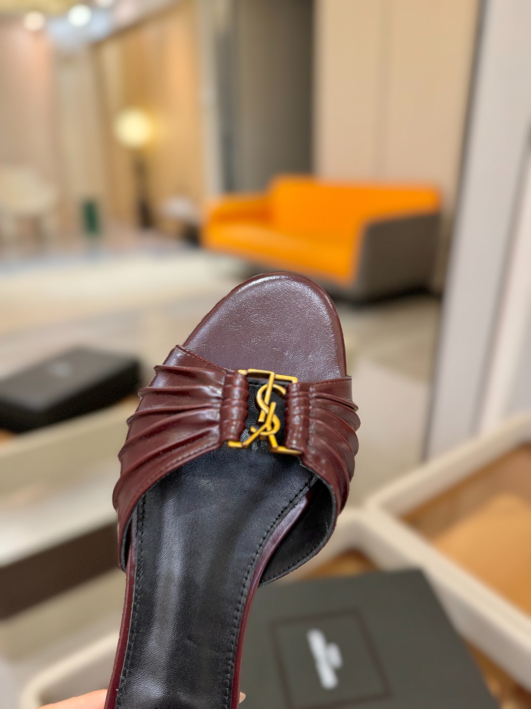 YSL「SAINT LAURENT*」 夏季新品 优雅大气拖鞋 —————————— 平底设计拉长腿部线条, 瞬间点 YSL「SAINT LAURENT*」 夏季新品 优雅大气拖鞋 —————————— 平底设计拉长腿部线条, 瞬间点