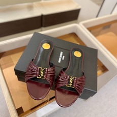 YSL「SAINT LAURENT*」 夏季新品 优雅大气拖鞋 —————————— 平底设计拉长腿部线条, 瞬间点 YSL「SAINT LAURENT*」 夏季新品 优雅大气拖鞋 —————————— 平底设计拉长腿部线条, 瞬间点