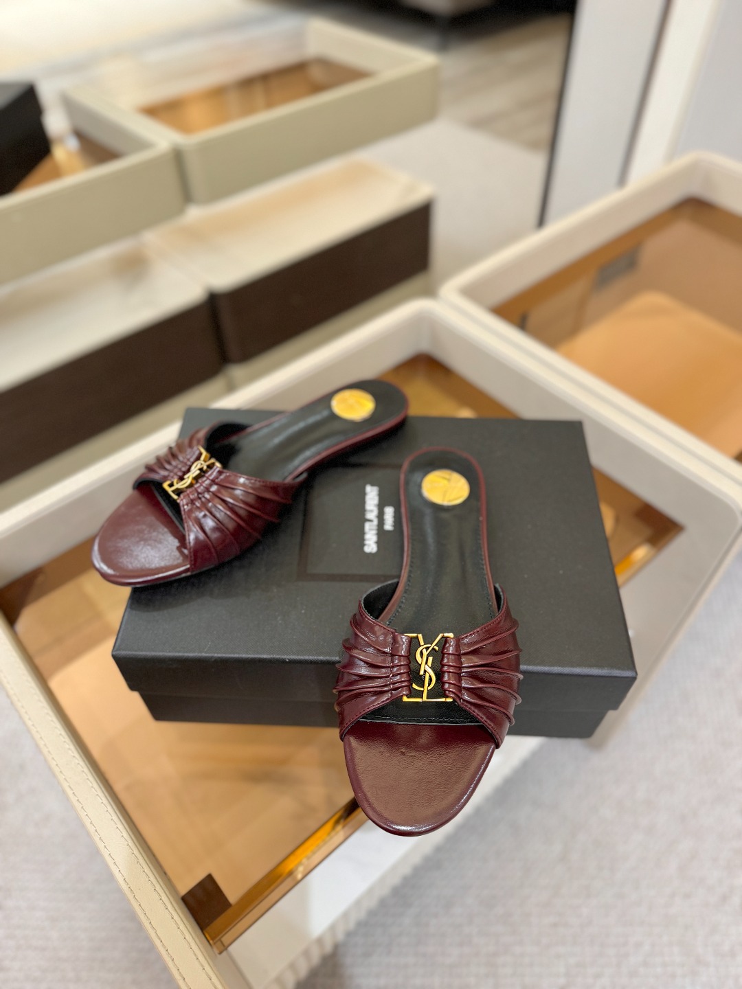 YSL「SAINT LAURENT*」 夏季新品 优雅大气拖鞋 —————————— 平底设计拉长腿部线条, 瞬间点 YSL「SAINT LAURENT*」 夏季新品 优雅大气拖鞋 —————————— 平底设计拉长腿部线条, 瞬间点