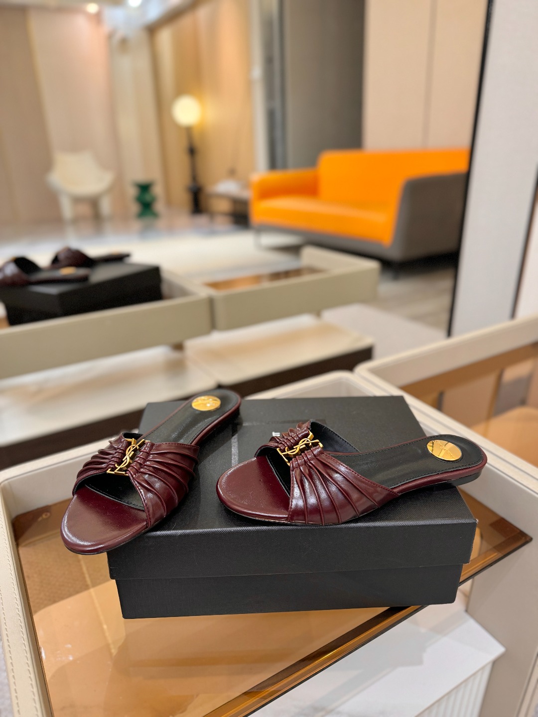 YSL「SAINT LAURENT*」 夏季新品 优雅大气拖鞋 —————————— 平底设计拉长腿部线条, 瞬间点 YSL「SAINT LAURENT*」 夏季新品 优雅大气拖鞋 —————————— 平底设计拉长腿部线条, 瞬间点