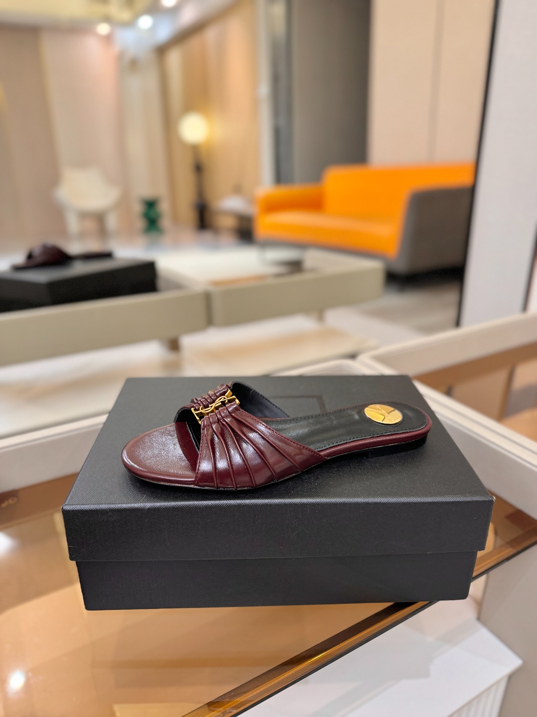 YSL「SAINT LAURENT*」  夏季新品 优雅大气拖鞋 ——————————  平底设计拉长腿部线条， 瞬间点