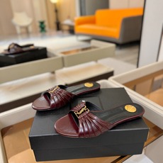 YSL「SAINT LAURENT*」 夏季新品 优雅大气拖鞋 —————————— 平底设计拉长腿部线条, 瞬间点 YSL「SAINT LAURENT*」 夏季新品 优雅大气拖鞋 —————————— 平底设计拉长腿部线条, 瞬间点