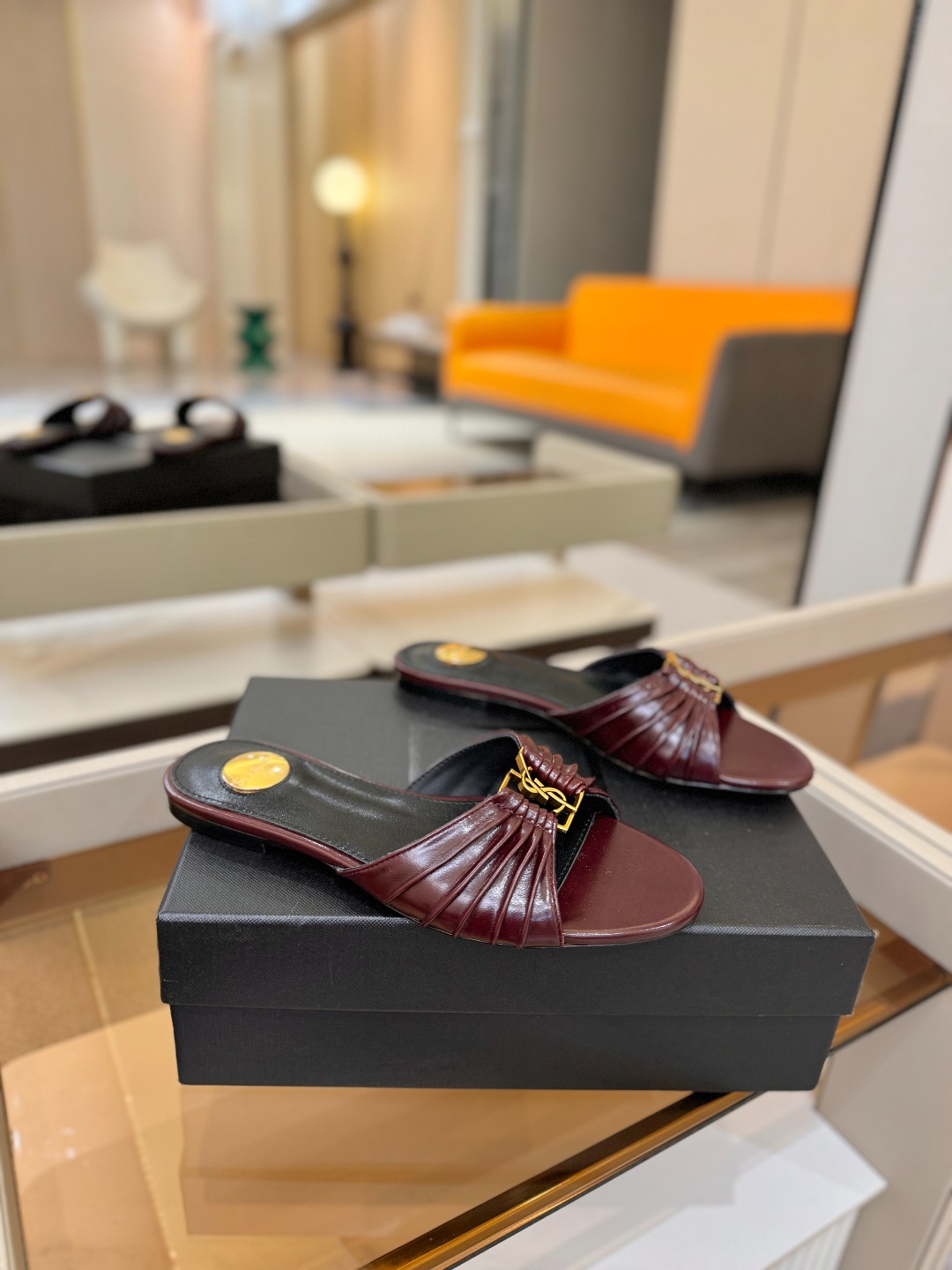 YSL「SAINT LAURENT*」 夏季新品 优雅大气拖鞋 —————————— 平底设计拉长腿部线条, 瞬间点 YSL「SAINT LAURENT*」 夏季新品 优雅大气拖鞋 —————————— 平底设计拉长腿部线条, 瞬间点