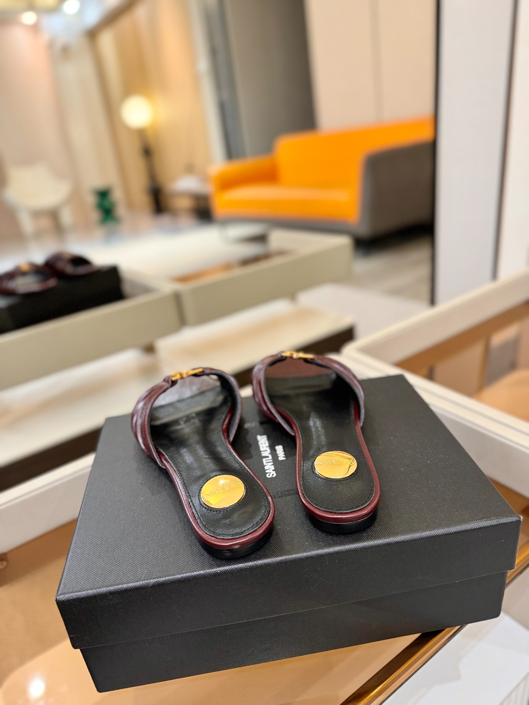 YSL「SAINT LAURENT*」 夏季新品 优雅大气拖鞋 —————————— 平底设计拉长腿部线条, 瞬间点 YSL「SAINT LAURENT*」 夏季新品 优雅大气拖鞋 —————————— 平底设计拉长腿部线条, 瞬间点