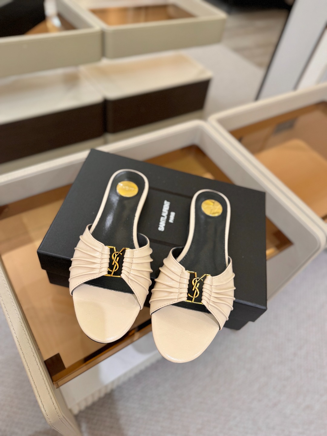 YSL「SAINT LAURENT*」  夏季新品 优雅大气拖鞋 ——————————  平底设计拉长腿部线条， 瞬间点
