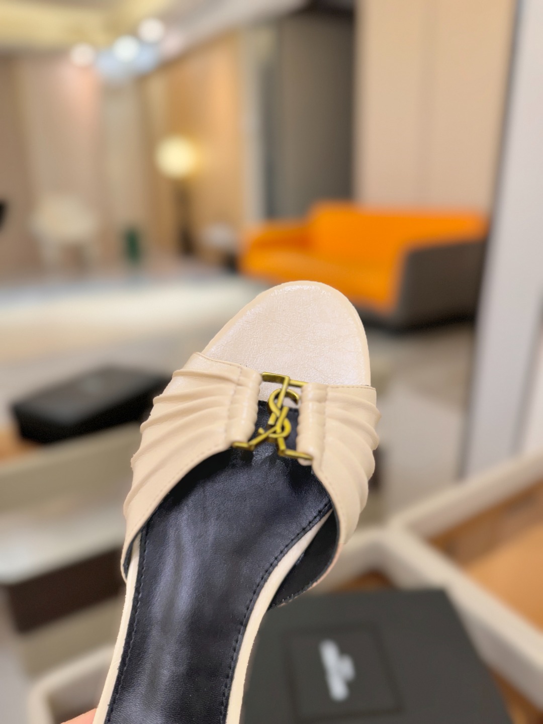 YSL「SAINT LAURENT*」  夏季新品 优雅大气拖鞋 ——————————  平底设计拉长腿部线条， 瞬间点