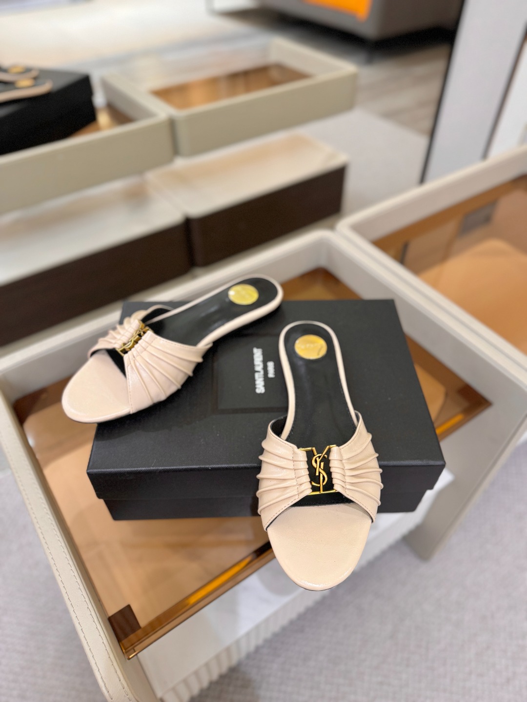 YSL「SAINT LAURENT*」  夏季新品 优雅大气拖鞋 ——————————  平底设计拉长腿部线条， 瞬间点