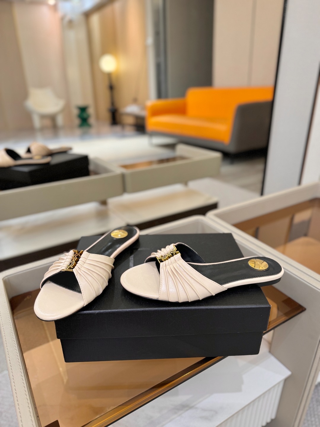 YSL「SAINT LAURENT*」  夏季新品 优雅大气拖鞋 ——————————  平底设计拉长腿部线条， 瞬间点