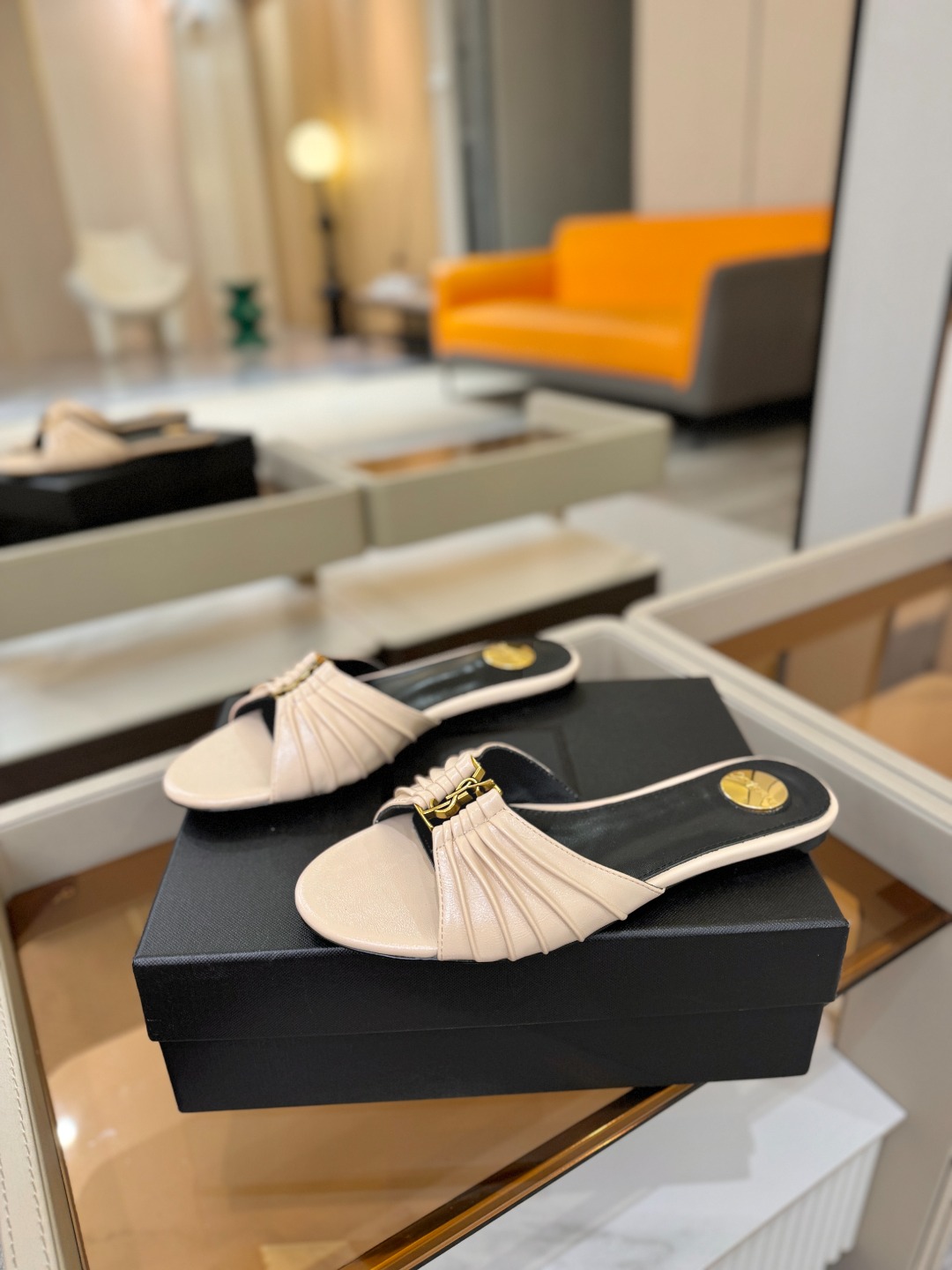 YSL「SAINT LAURENT*」  夏季新品 优雅大气拖鞋 ——————————  平底设计拉长腿部线条， 瞬间点