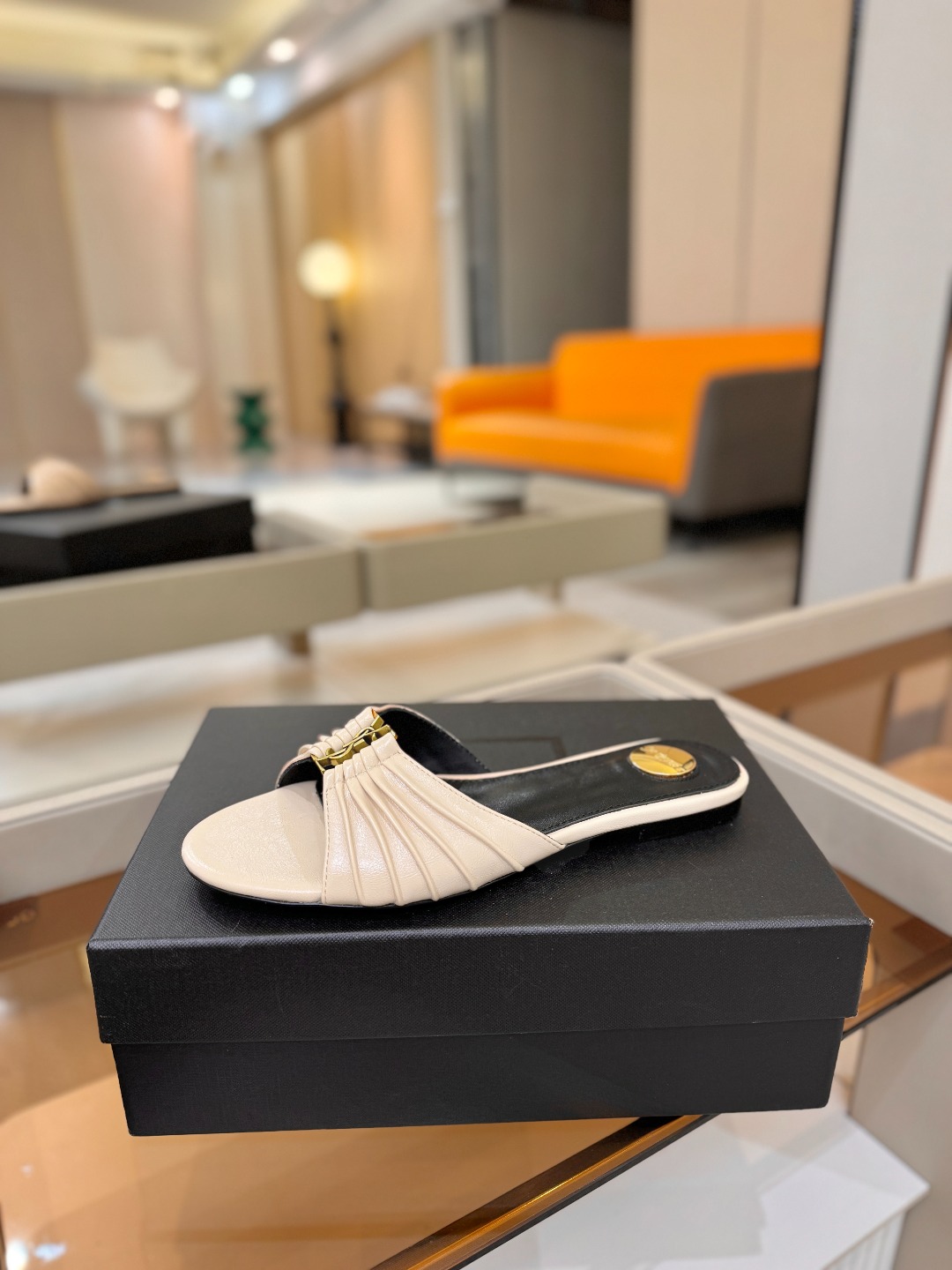 YSL「SAINT LAURENT*」  夏季新品 优雅大气拖鞋 ——————————  平底设计拉长腿部线条， 瞬间点