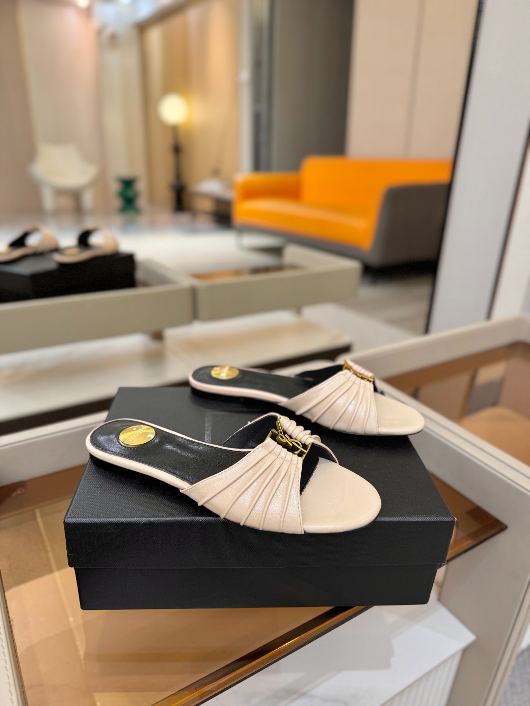 YSL「SAINT LAURENT*」  夏季新品 优雅大气拖鞋 ——————————  平底设计拉长腿部线条， 瞬间点